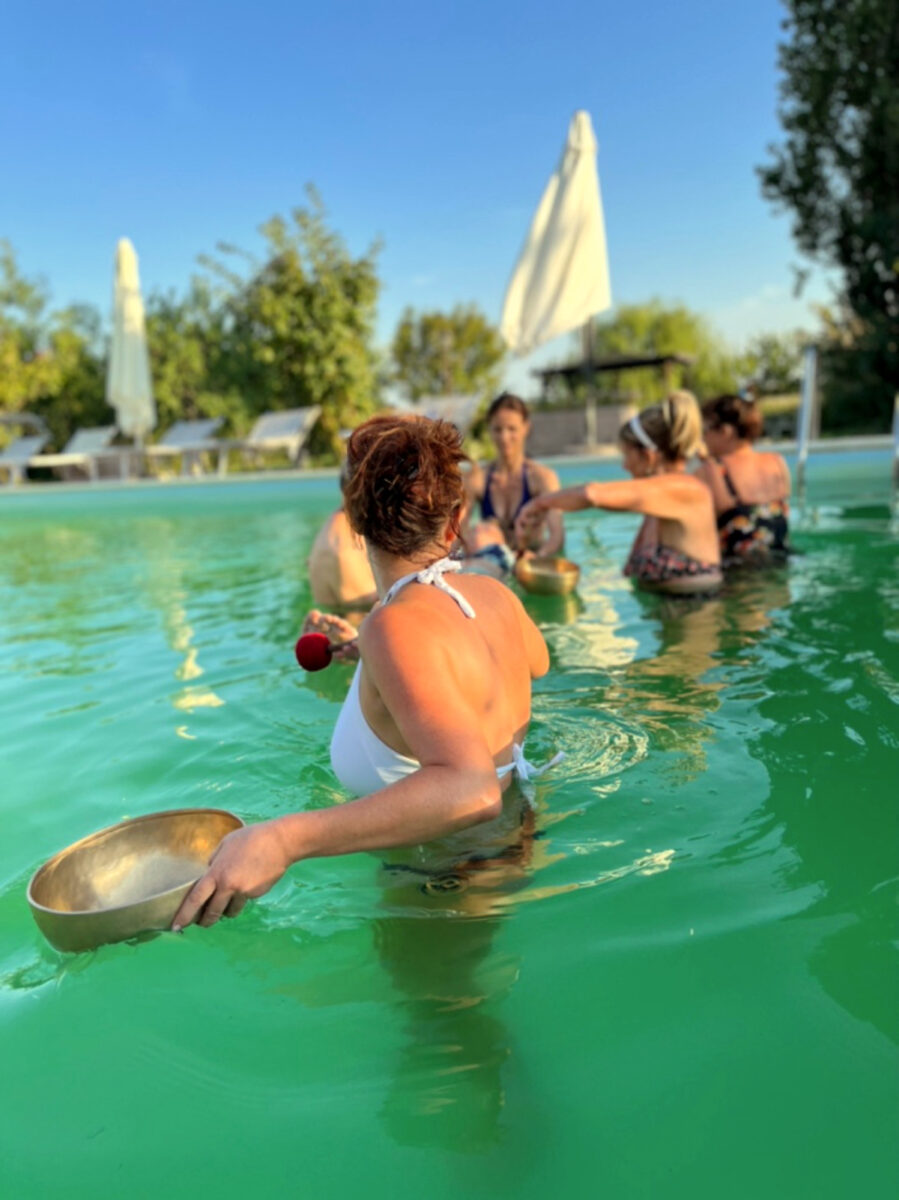 In acqua con campane tibetane