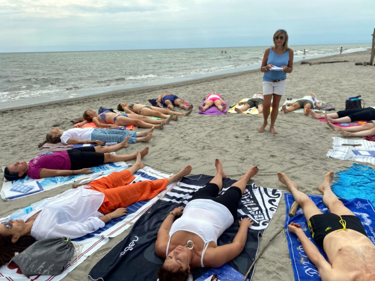 Esperienza di ascolto dei suoni della natura in spiaggia